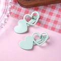 Détail de pinces à cheveux coeur en métal vert menthe avec fermeture à ressort sur rose - Ensemble deux pièces / Cyan