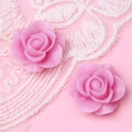 Detailansicht der 18mm rosa Harzrosenblüten mit flacher Rückseite für DIY-Schmuck - Helles Taro-Lila