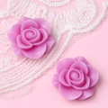 Makroaufnahme von zwei lila Harzrosen für DIY-Schmuck und Haarklammern Zubehör - Taro