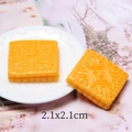Dettaglio macro di biscotti quadrati in resina arancione per artigianato fai-da-te 2,1x2,1cm - Biscotto Quadrato 21*21mm