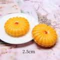 Detailopname van oranje hars madeliefjes van 2,5 cm voor doe-het-zelf knutselprojecten - Sandwich Koekje 25mm