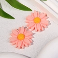 Coppia di ciondoli a margherita in resina rosa bicolore con centro giallo per DIY - Grande / Rosa Chiaro