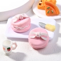 Makroaufnahme von Mini-Herz-Macarons mit Tablett und Erdbeer-Tassen-Zubehör-Set - Rund Hellrosa