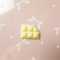 Accessoire en résine chocolat crème pour bricolage sur fond rose avec nuds blancs - Petit / Jaune