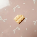 Détail macro d'une breloque en résine chocolat crème avec morsure pour bricolage DIY - Petit / Rose