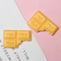 Vista ravvicinata di ciondoli in resina gialla a forma di cioccolato per il DIY - 1.8x2.7cm / Giallo (Grande)