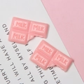 Dettaglio di ciondolo al cioccolato in resina rosa con testo MILK per fai-da-te - 1.8x2.7cm / Rosa (Grande)