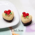 Vue macro d'un gâteau aux fraises miniature en résine 1,3x1,5cm pour bricolage maison - Gâteau Cœur - Jaune