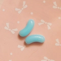 Set de dos dijes de resina azul claro en forma de píldora para manualidades y móviles - Azul