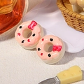 Detailansicht von Mini-Resin-Donuts mit rosa Glasur und Schleifen für DIY-Bastelarbeiten - Rosa Donut mit Schleife