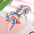 Vista macro di ciondoli a lecca-lecca colorati con spirali arcobaleno e ganci metallici - Con Vite ad Occhiello / Arcobaleno Stile 2