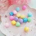 Vista macro di ciondoli macaron colorati per accessori fai-da-te e cover per cellulari - 15mm / Multicolore
