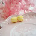 Vista macro di ciondoli macaron in resina gialla per decorazioni fai-da-te e cover - 15mm / Giallo chiaro
