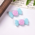 Detail von rosa und blauen Harz-Bonbon-Anhängern mit weißen Punkten für DIY-Handwerk und Zubehör - Blau + Rosa