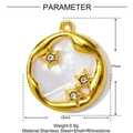 Vue détaillée du pendentif rond en acier doré avec étoiles, nacre et dimensions - Style Coquillage Étoilé (YF954-1)