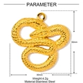 Détail macro du pendentif serpent en acier inoxydable doré avec texture et dimensions - Style Serpent Entrelacé (XF835)