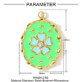 Detail van ovale groene emaille bloem hanger van roestvrij staal met maat 21 mm - Groen Emaille Blauwe Bloem Ovaal (YF1017-4)