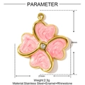 Vista detallada del colgante de trébol en esmalte rosa con cristal y acabado dorado - Trébol Rosa (YF1147-1)