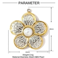 Détail macro d'un pendentif fleur en acier bicolore avec perle et bordure dorée - Fleur à Cinq Pétales avec Perle Artificielle (YF1197)