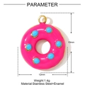 Makro-Detail eines 15mm rosa Emaille Donut-Anhängers mit blauen Punkten und Goldöse - Rosa Donut Stil (YF1240-1)