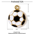 Detailansicht eines Fußballanhängers mit schwarz-weißem Emaille auf goldenem Stahl - Schwarz-Weißer Fußball-Stil (YF1251-1)