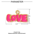 Detailansicht des rosa Emaille LOVE-Anhängers aus Edelstahl mit 14x8mm Maßangaben - Rosa LOVE-Buchstabenform (YF1266-1)
