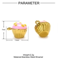 Détail macro d'un pendentif cupcake en émail rose de 7mm en acier inoxydable doré - Gâteau à Pois Roses (YF1478-1)
