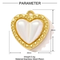 Dettaglio del ciondolo a cuore da 20mm in acciaio inossidabile oro e resina bianca - A Forma di Cuore (YF1530)