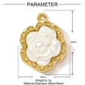 Dettaglio del ciondolo a camelia in resina 23 mm con cornice in acciaio dorato - Camelia (YF1532)