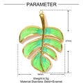 Detailansicht eines Monstera-Blatt-Anhängers aus vergoldetem Edelstahl und Emaille - Grünes Monstera-Blatt Anhänger (YF1538-1)