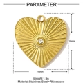 Dettaglio pendente a cuore in acciaio dorato con trama a raggiera e zircone centrale - Cuore Raggi di Sole con Strass (YH091)