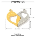Gedetailleerde weergave van tweekleurige roestvrijstalen hartjes met love you inscriptie - Hol Graveren Hart Stijl (YH831)