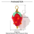 Dettaglio di un ciondolo a fragola in vetro lampwork rosso con gancio in acciaio, 25x13mm - Stile Fragola Rosso Brillante (YH920)