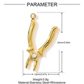 Dettaglio di un ciondolo a pinza in acciaio inossidabile dorato con strass lucente - Stile Forma Pinza (YH897)