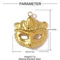 Vista macro del ciondolo a maschera di carnevale in acciaio dorato con dimensioni e peso - Stile Maschera Veneziana (YH1268)