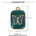 Dettaglio del ciondolo rettangolare in acciaio inossidabile con smalto verde e farfalla blu - Stile Farfalla Verde Rettangolare (YH1269)