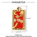 Makro-Detail des Tarot-Anhängers Die Liebenden mit Gold-Finish, Emaille und Strass - Die Liebenden-Stil(YH1228)