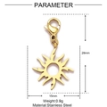 Vue détaillée du pendentif soleil en acier doré 15mm avec fermoir mousqueton et dimensions - Soleil de Flamme Doré (XF514-2)