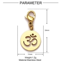 Vue détaillée des paramètres d'un pendentif Om doré avec fermoir mousqueton en acier - Médaillon Om Doré (XF516-2)