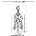 Vue détaillée d'un pendentif attrape-rêves en acier inoxydable avec trois plumes et fermoir - Capteur de Rêves Argenté (XF518-1)