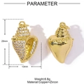 Detailansicht der Seeschnecken-Anhänger aus Kupfer mit Zirkonia, Vorder- und Rückseite - Pavé Schnecke Stil (YE968)