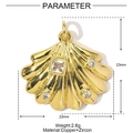 Detailansicht eines goldenen Muschel-Anhängers mit weißen Zirkon-Einsätzen und Maßen - Quadratischer Zirkonia-Muschel-Stil (YE973)
