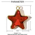 Vue détaillée du pendentif étoile en verre rouge avec bord doré en acier inoxydable - Étoile Rouge (XF620-3)