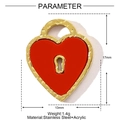 Makroansicht Herzschloss-Anhänger in Rot mit Goldrand, 17mm x 13mm aus Edelstahl Detail - Roter Herzschloss-Stil (YE1123-3)