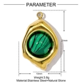 Gedetailleerd zicht op onregelmatige gouden stalen hanger met malachietsteen en maten - Gesmolten lavastijl met malachietpatroon (YE1353-3)