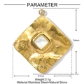 Détail d'un pendentif carré en acier inoxydable doré avec texture et pierre naturelle - Pendentif Carré Martelée Nacre (YE1424-1)