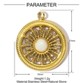 Detailweergave van een 17mm ronde gouden opengewerkte hanger met natuursteen - Witte Zon Stijl (YE1348-1)