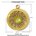 Detail van 15mm gouden roestvrijstalen hanger met groene edelsteen en maataanduidingen - Lichtgroene Zon Stijl (YE1348-2)
