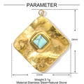 Détail macro du pendentif en acier martelé doré avec pierre turquoise, 21x24mm - Pendentif Carré Martelée Turquoise (YE1424-3)