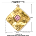 Détails du pendentif carré martelé doré avec pierre rose et dimensions précises - Pendentif Carré Martelée Quartz Rose (YE1424-4)